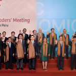 La sorprendente coincidencia Biden y Obama en la misma posición en el APEC Perú