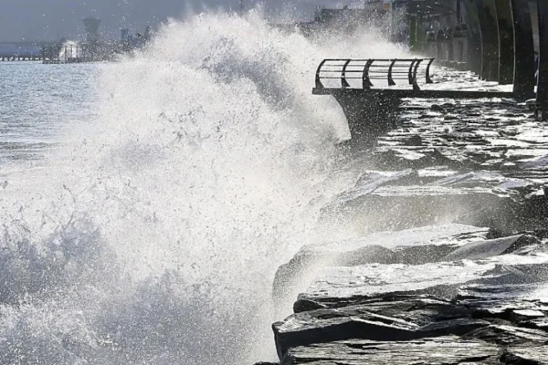 Oleajes anómalos impactan el litoral peruano y cierran playas y puertos