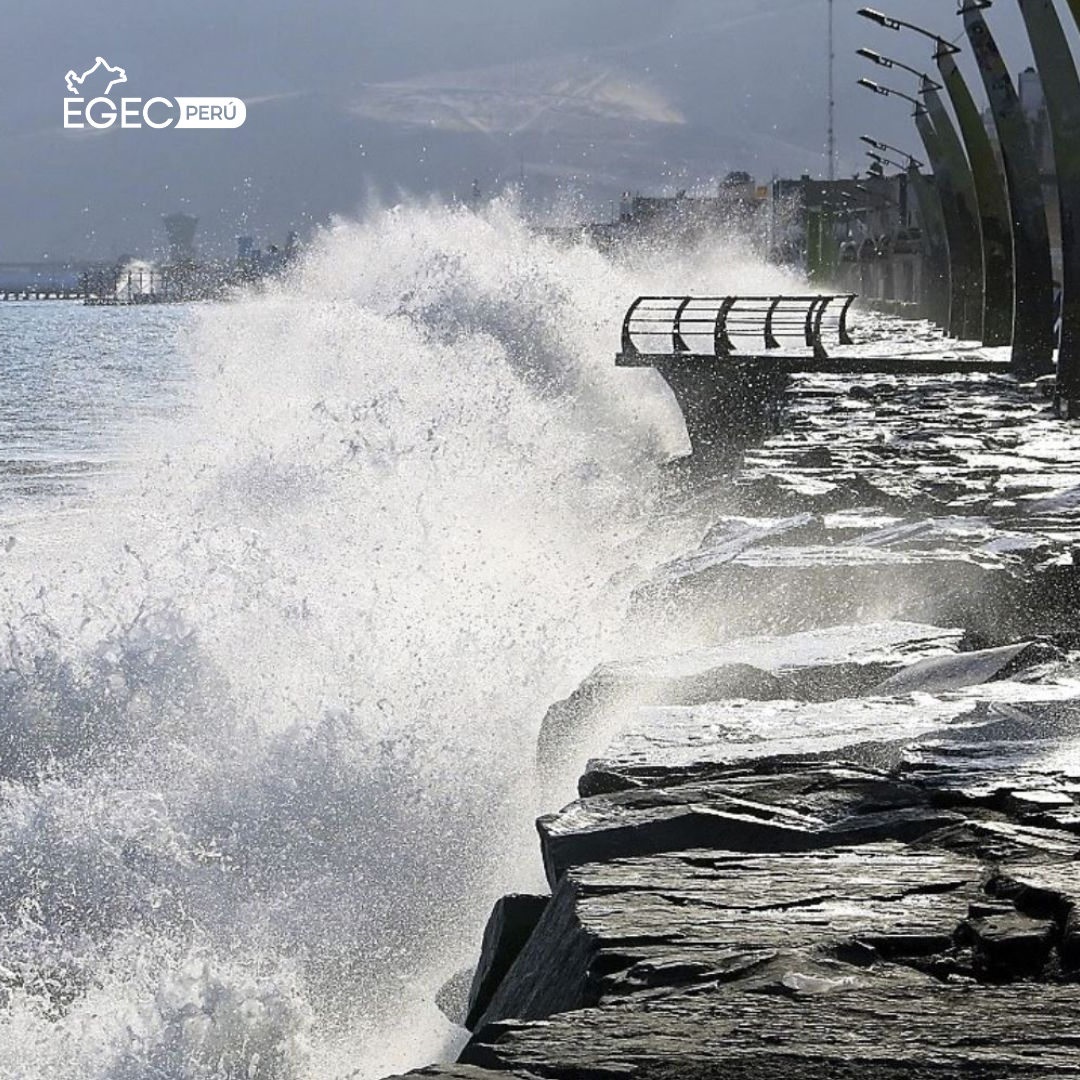 Oleajes anómalos impactan el litoral peruano y cierran playas y puertos