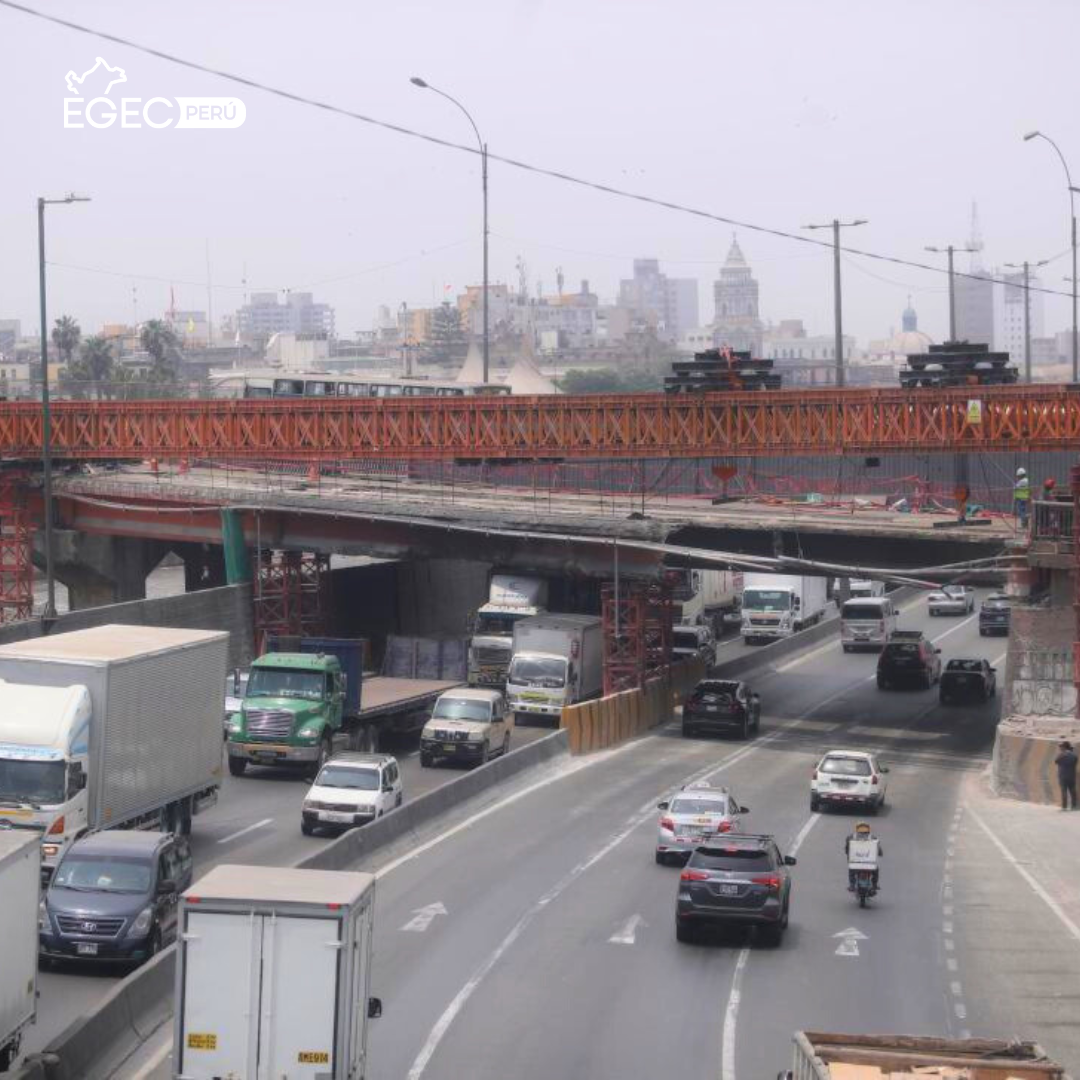 ¡Alerta en el Puente Ricardo Palma! Parte de la estructura colapsa y genera caos