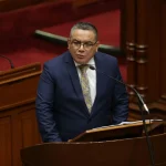 Censurado por incapacidad y escándalos, Santiváñez deja el cargo en plena crisis de inseguridad.