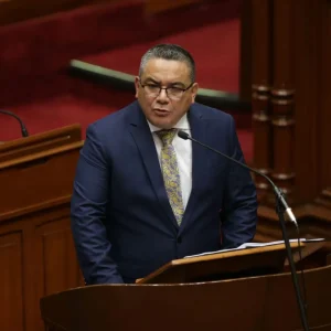 Censurado por incapacidad y escándalos, Santiváñez deja el cargo en plena crisis de inseguridad.