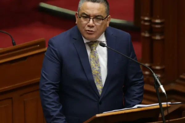 Censurado por incapacidad y escándalos, Santiváñez deja el cargo en plena crisis de inseguridad.