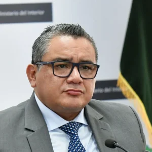 Santiváñez enfrenta al Congreso