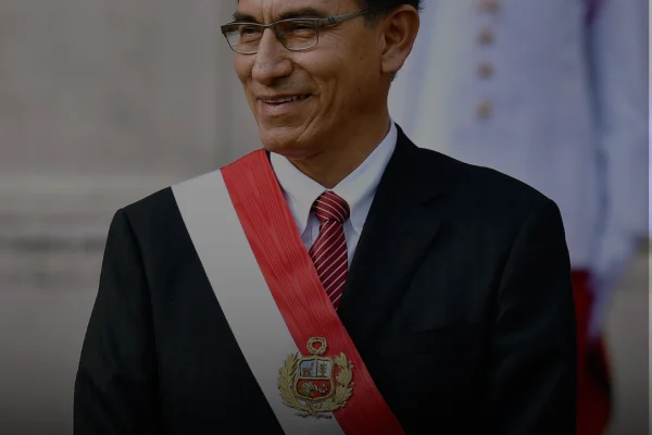 El juez Jorge Chavez Tamariz ordenó cinco meses de prisión preventiva para Martin Vizcarra por presunta corrupción, señalando alto riesgo de fuga y falta de arraigos. La defensa anunció apelación.