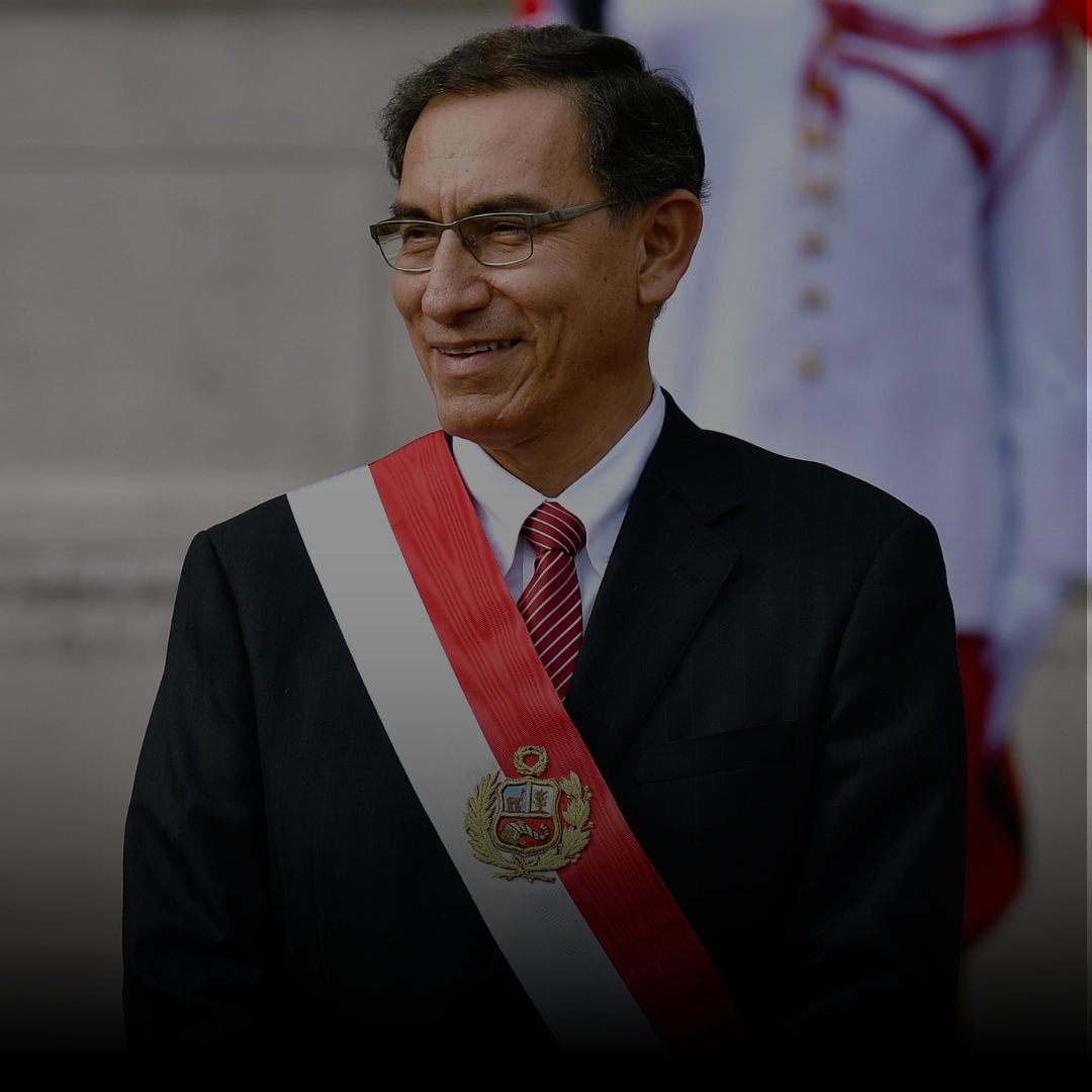El juez Jorge Chavez Tamariz ordenó cinco meses de prisión preventiva para Martin Vizcarra por presunta corrupción, señalando alto riesgo de fuga y falta de arraigos. La defensa anunció apelación.
